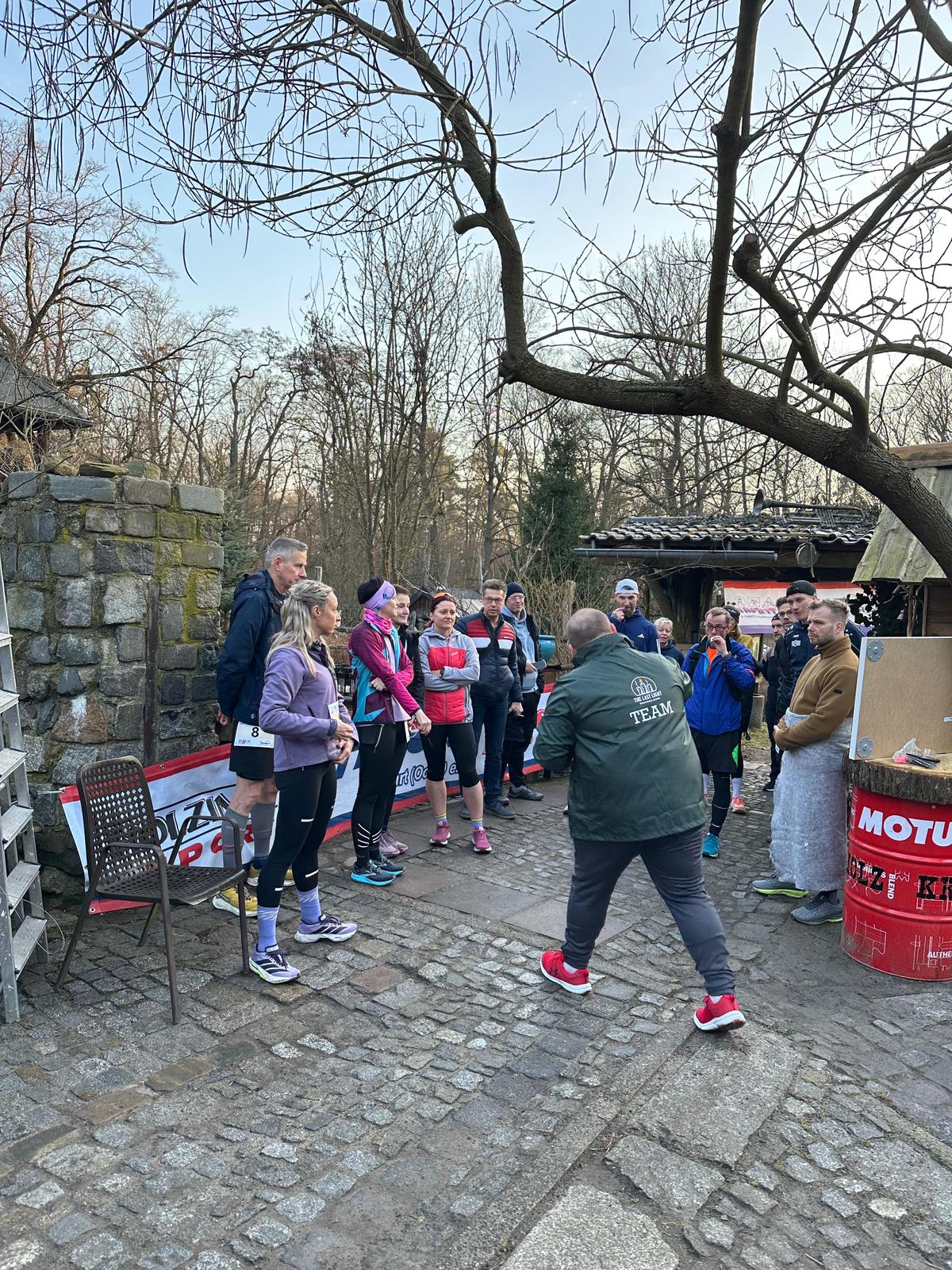 Briefing vor dem Start beim The Last Light Backyard Ultra