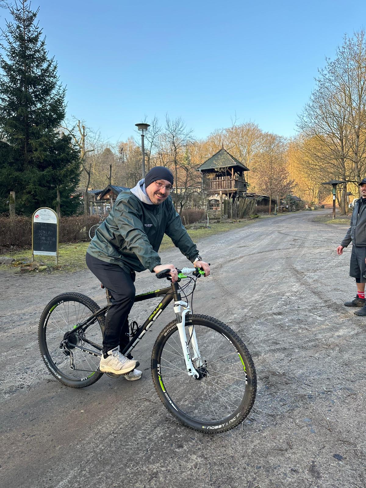 Teilnehmer auf dem Fahrrad im Eventgelände